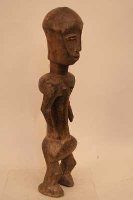 Metoko- Mituku(statue), d`afrique : Rép.démoncratique du Congo., statuette Metoko- Mituku(statue), masque ancien africain Metoko- Mituku(statue), art du Rép.démoncratique du Congo. - Art Africain, collection privées Belgique. Statue africaine de la tribu des Metoko- Mituku(statue), provenant du Rép.démoncratique du Congo., 1340/5292.Statue Metoko H.61cm., représentant une femme debout,ornée de croissants sur le corps.Le visage concave en forme de coeur,les bras pendant.Les initiés au grade élevé possédaient des figurines,qui étaient le symbole de leur statut et rang.Elles étaient utilisées lors des initiations.Après elles étaient parfois 
posées sur les tombes des initiés de grade élevé,du moins temporairement.Bois à patine foncée.1ère moitié du 20eme sc.(Minga)

Metoko beeld 61cm.h.rechtstaande vrouwelijke voorouder met hangende armen, gekruisste scarificaties op het lichaam,een concaaf aangezicht.Het werd gebruikt bij de initiaties,soms ook op het graf geplaatst van belangrijke personen.1ste helft 20ste eeuw.
. art,culture,masque,statue,statuette,pot,ivoire,exposition,expo,masque original,masques,statues,statuettes,pots,expositions,expo,masques originaux,collectionneur d`art,art africain,culture africaine,masque africain,statue africaine,statuette africaine,pot africain,ivoire africain,exposition africain,expo africain,masque origina africainl,masques africains,statues africaines,statuettes africaines,pots africains,expositions africaines,expo africaines,masques originaux  africains,collectionneur d`art africain